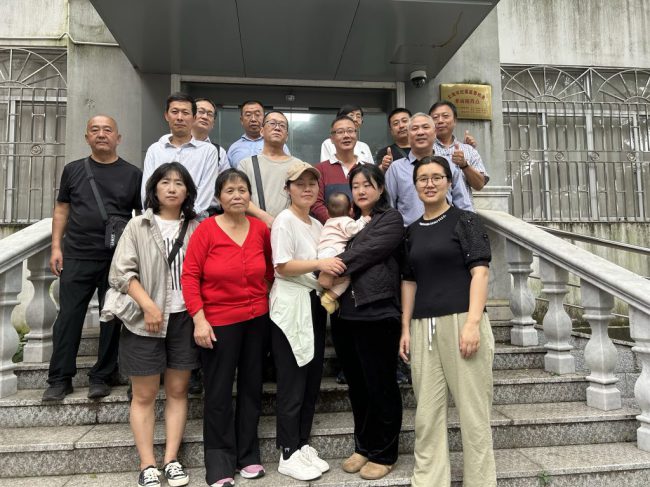 家属和律师在北海市监察委-1024x768-1