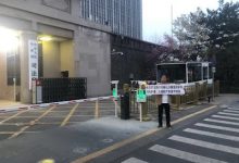 山东晓临律师事务所主任于凯律师日前在司法部门前公开举牌实名控告青岛市司法局局长邓焕礼 今遭当局强迫失踪-农村日报